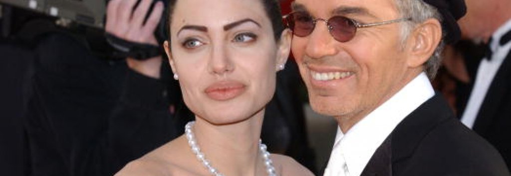 Били Боб Торнтън
Макар да има "Оскар", Били Боб Торнтън ще остане в историята като бивш съпруг на Анджелина Джоли, която му се пада пета съпруга. Връзката им беше кратка - 3 години, но бурна. Те носеха колиета с флакони с кръвта на другия и подобни показности. Преди това Били Боб имаше три брака, продължили като по часовник по 2 години – с Мелиса Лий Гатлин, с Тори Лаурънс и Синтия Уилямс. Четвъртият – с плеймейтката Пиетра Доун Черняк, трае цели 4 години. Актьорът има и шести, засега последен брак – с Кони Англанд.