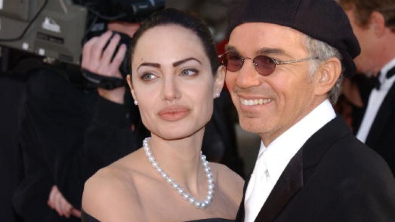 Били Боб Торнтън
Макар да има "Оскар", Били Боб Торнтън ще остане в историята като бивш съпруг на Анджелина Джоли, която му се пада пета съпруга. Връзката им беше кратка - 3 години, но бурна. Те носеха колиета с флакони с кръвта на другия и подобни показности. Преди това Били Боб имаше три брака, продължили като по часовник по 2 години – с Мелиса Лий Гатлин, с Тори Лаурънс и Синтия Уилямс. Четвъртият – с плеймейтката Пиетра Доун Черняк, трае цели 4 години. Актьорът има и шести, засега последен брак – с Кони Англанд.