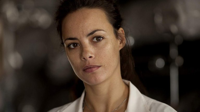 Беренис Бежо 
Бежо също дължи красотата си на смес от международни гени – в нейния случай френски и аржентински. Номинирана е за наградата "Оскар" за поддържаща женска роля в "Артистът" и се разминава на косъм от статуетката. 
Някои може би я помнят и от "Като рицарите", "Тайните на Киетуд" и "Моят Годар". Освен това е омъжена за режисьора на "Артистът" - Мишел Азанависиюс.