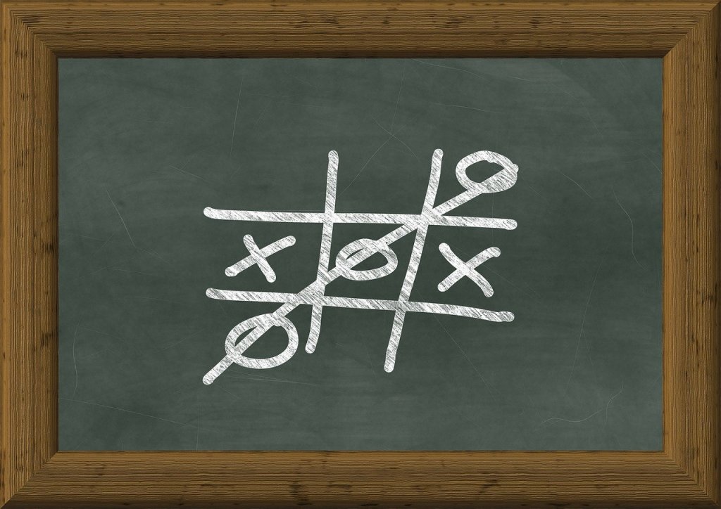 Морски шах
Само лист и химикал - толкова ви е нужно, за да играете на т. нар. морски шах. Е, и съперник, разбира се. В онлайн книжарниците ще намерите и магнитни, и дървени, и какви ли не готови варианти, макар че преспокойно можете да импровизирате с това, което имате вкъщи. Това е игра, предвидена за двама души и позволяваща колкото си искате реванши, така че да няма сърдити губещи.