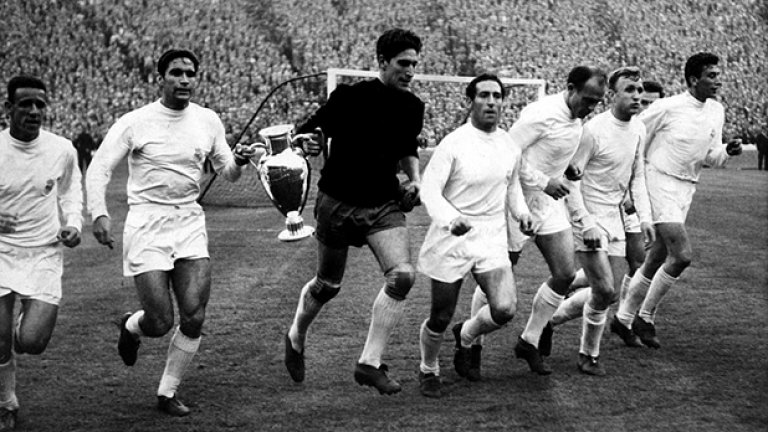 Ако Бразилия можеше да се похвали с невероятен национален отбор през 1970, какво да кажем за клубния Реал Мадрид 10 години преди това? Тук играчите на "кралете" се радват с Купата на европейските шампиони след 7:3 над Айнтрахт Франкфурт на "Хемпдън парк". Купата беше пета поредна за испанския гранд, който до момента вече има 9 триумфа на Стария континент.