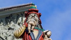 За фонтана има куп теории