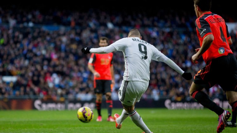 Бензема бележи един от двата си гола срещу Реал Сосиедад.