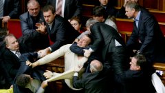 Бой, димки, яйца и хаос в украинския парламент по повод ратифицирането на споразумението за оставането на руския Черноморски флот в Севастопол 