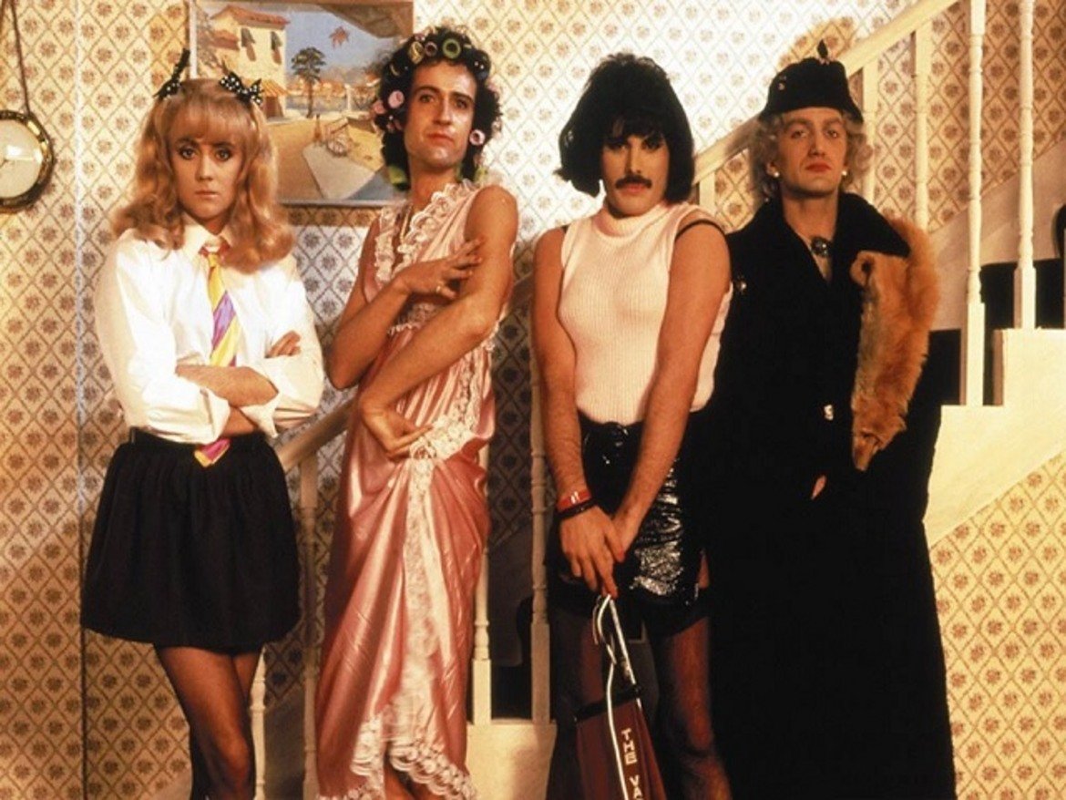 Queen - The Works (1984)

Фреди Меркюри, Брайън Мей, Роджър Тейлър и Джон Дийкън не спират да експериментират през всичките години на Queen, но с Hot Space (1982) може би отиват твърде далеч. Елементите на диско, фънк, денс и R&B са прекалено силно застъпени за сметка на характерното звучене на групата. Две години по-късно с The Works, легендарната британска група се завръща към това, което умее най-добре - с типичните рок похвати в свиренето на Мей и Тейлър, макар и отново допълнени от синтезатори и диско елементи. Важното е, че в The Works попадат песни като Radio Ga Ga и I Want To Break Free, и до днес любими на феновете. Има място и за по-класически рокендрол (Hammer To Fall) и типичните за Queen комплексни пиано балади (It's A Hard Life). Според някои The Works си остава връхната точка в късното творчество на групата.