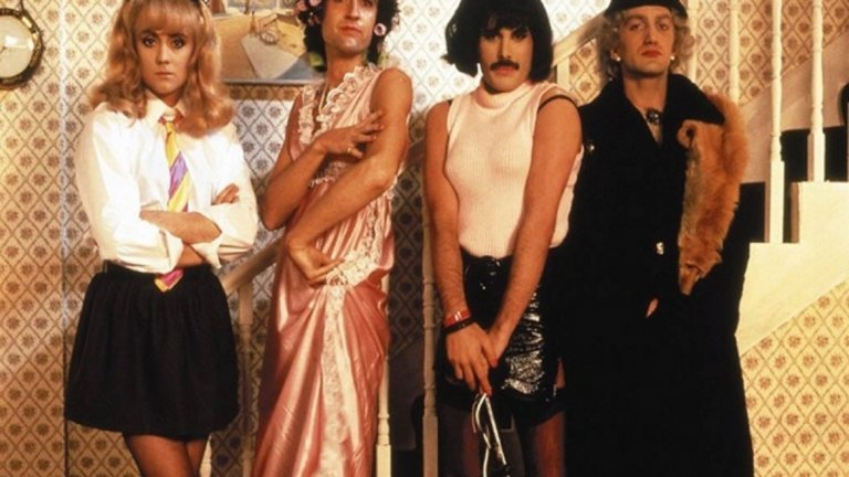 Queen - The Works (1984)

Фреди Меркюри, Брайън Мей, Роджър Тейлър и Джон Дийкън не спират да експериментират през всичките години на Queen, но с Hot Space (1982) може би отиват твърде далеч. Елементите на диско, фънк, денс и R&B са прекалено силно застъпени за сметка на характерното звучене на групата. Две години по-късно с The Works, легендарната британска група се завръща към това, което умее най-добре - с типичните рок похвати в свиренето на Мей и Тейлър, макар и отново допълнени от синтезатори и диско елементи. Важното е, че в The Works попадат песни като Radio Ga Ga и I Want To Break Free, и до днес любими на феновете. Има място и за по-класически рокендрол (Hammer To Fall) и типичните за Queen комплексни пиано балади (It's A Hard Life). Според някои The Works си остава връхната точка в късното творчество на групата.