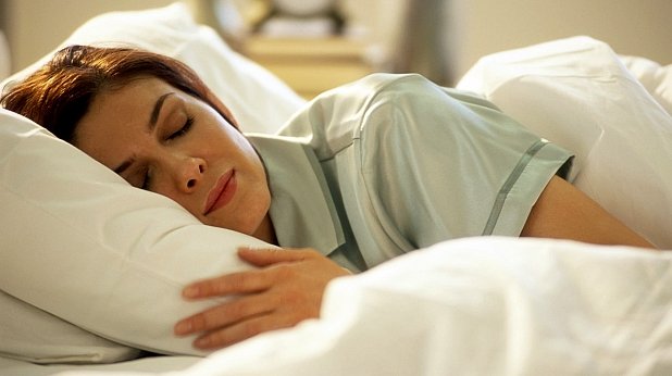 Използвайте памучно спално бельо и памучни дрехи за сън. Тази естествена материя е дишаща и ви защитава от големите жеги.