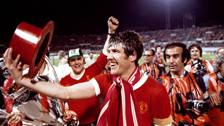 Капитанът на Ливърпул Емлин Хюз държи червен цилиндър след победата над Мьонхенгладбах на финала в Рим през 1977 г. "Червените" вече бяха станали шампиони на Англия, но загубиха финала на ФА къп от големия си съперник Манчестър Юн само четири дни преди триумфа във Вечния град. Голове на Тери Макдермът, Томи Смит и попадение на Фил Нийл донесоха първата европейска титла на мърсисайдци.