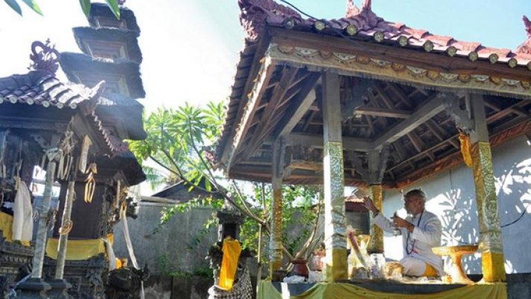 Сутрешен хиндуйстки ритуал близо до Ловина (северната част на Бали). Тук срещнах едно невероятно гостоприемно семейство сгушено в уюта на планината, сливаща се с океана.