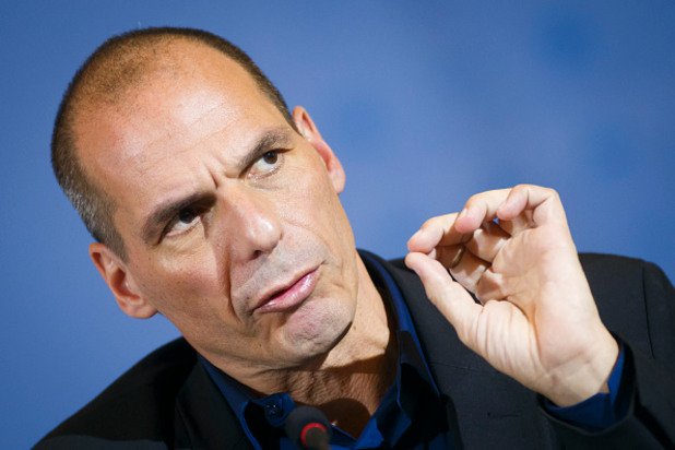 Варуфакис постоянно ъпдейтва блога си yanisvaroufakis.eu с коментари и интересна информация. След като пое министерския пост му беше препоръчано да престане да води блог, но той отказа. Именно в блога си той обяви и оставката