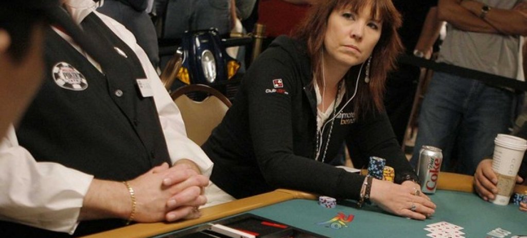 9. Ани Дюк (8 млн. долара)
Единствената дама в топ 10 на професионалните покер играчи в света е наричана "Дюкесата на покера", заради успехите си в играта. Нейната популярност идва след 2004-та година, когато печели златна гривна на Световните серии по покер (World Series of Poker). След тази победа Ани е неудържима - както в професионалната си покер-кариера, така и в личен план. Освен, че е покер-суперзвезда, тя също така е и автор, филантроп и дори издава DVD-та за обучаване на начинаещи играчи. Освен това се повявява в много телевизионни шоута, включително и в американските "Звездни стажанти".