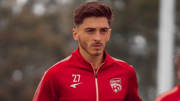 Изгряваща звезда във футбола призна, че е гей