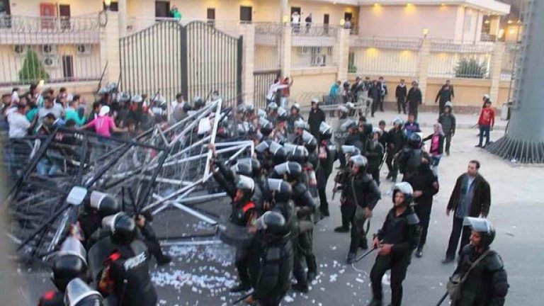 Оградите са изпочупени и започва бой с полицията. В Египет това е обречена кауза. Включват се и военни сили.