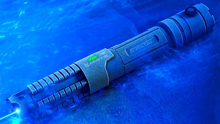 Лазерът Spyder III Pro Arctic се продава онлайн от шанхайската фирма Wicked Lasers, която се хвали, че устройството предлага огромната мощност от 1 ват, излъчвайки син лъч, който е до 4000 процента по-ярък от виолетовия лазер с дължина на вълната 405nm