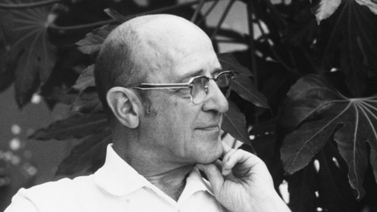 Карл Роджърс (1902-1987)
Един от бащите на хуманистичната психология, Карл Роджърс е известен с терапевтичния подход, концентриран върху личността. Идеята му е, че за да може една личност да се развива, тя има нужда от среда на откритост, приемане, безусловно положително отношение и емпатия. Методите му продължават да се използват в психотерапията, психоанализата, образованието, организационната психология и др.