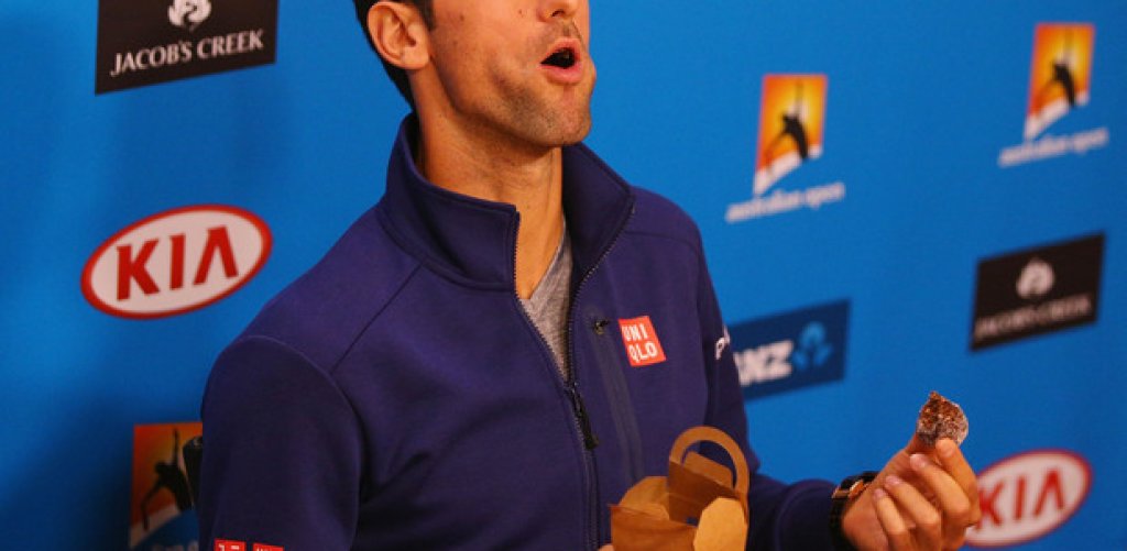 Новак Джокович първо раздаде лакомства на журналистите на една от пресконференциите преди турнира, след което и сам опита от бонбоните.