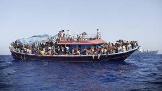 Immigrazione: Fregata Euro soccorre due barconi con 956 profughi