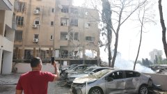 На разположение са няколко комуникационни канала за връзка с нашите посолства