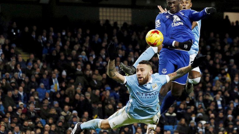 27 януари. Отаменди, Лукаку и Фернандиньо по време на реванша за Купата на Лигата Манчестър Сити - Евертън.