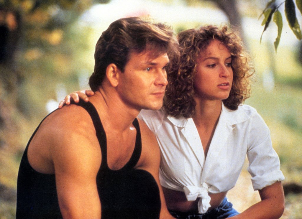 \"Мръсни танци\" (Dirty Dancing, 1987)
Тук вече няма две мнения по въпроса! Кой не си фантазира за лятна ваканция в компанията на секси учител по танци? Историята за невинната 17-годишна девойка (Дженифър Грей), която е на летене курорт с родителите 