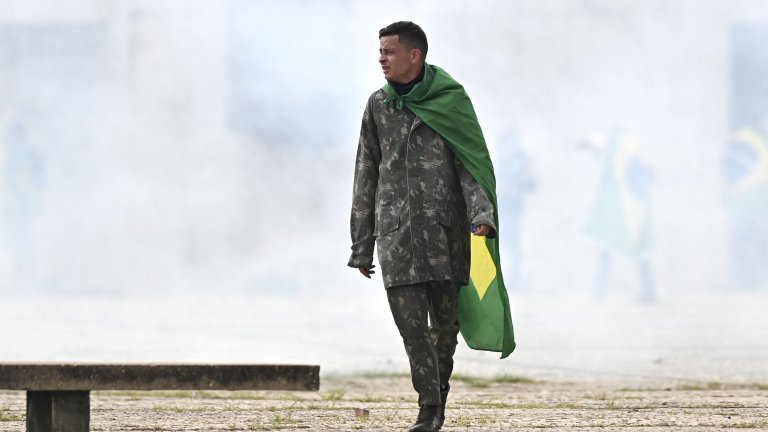 Над 400 арестувани след атаката срещу Конгреса на Бразилия