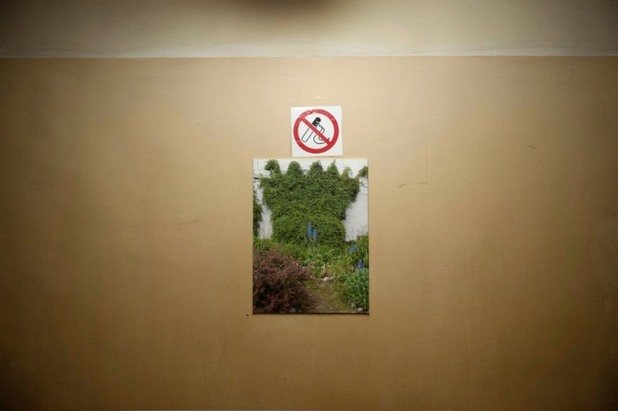 Знаците "Не се пуши" са излишни в руските студентски общежития, защото студентите винаги намират места, на които да пушат