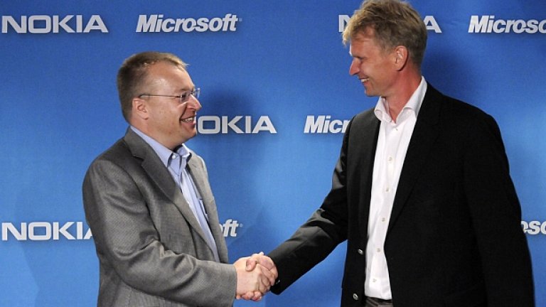 Стивън Елоп, човекът вляво на снимката, продаде Nokia на Microsoft - негови бивши работодатели.