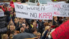 Жените, които се противопоставят на забраната, не ходят на работа и на училище и отказват да вършат домакинска работа, вдъхновени от масовата женска стачка в Исландия от 1975 година.

