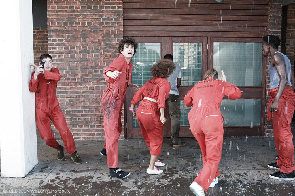 Misfits
Британската продукция за група олигофрени в затров, които се оказват хора със супер способности така и не намери почва у нас, абсолютно незаслужено. Окъпан в цинизъм към жанра, към който иначе принадлежи и с пълен с чудесни истории, случки и 