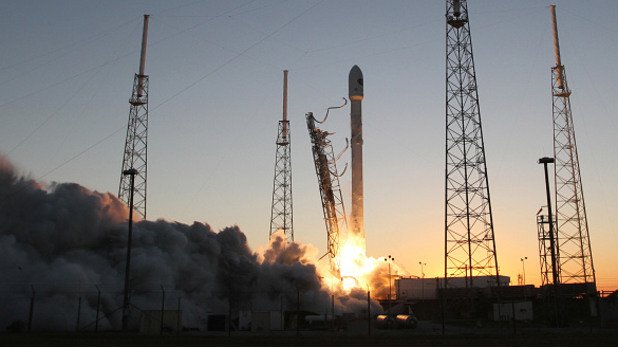 През 2008 г. след три неуспешни опита SpaceX най-после изстрелва първата си ракета, която осигурява на компанията договор за 1,6 млрд. долара с НАСА за полети до Международната космическа станция. Години по-късно, повечето поръчки и планове на компанията са свързани с полетите до МКС, която съществува само благодарение на публични инвестиции.
