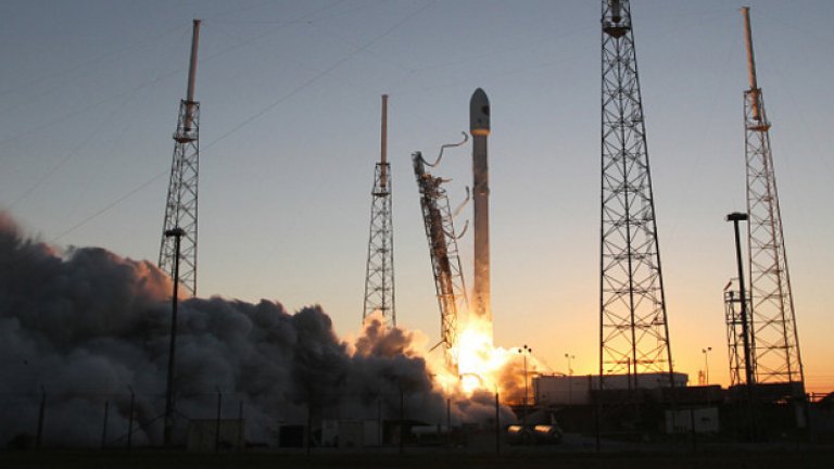 През 2008 г. след три неуспешни опита SpaceX най-после изстрелва първата си ракета, която осигурява на компанията договор за 1,6 млрд. долара с НАСА за полети до Международната космическа станция. Години по-късно, повечето поръчки и планове на компанията са свързани с полетите до МКС, която съществува само благодарение на публични инвестиции.