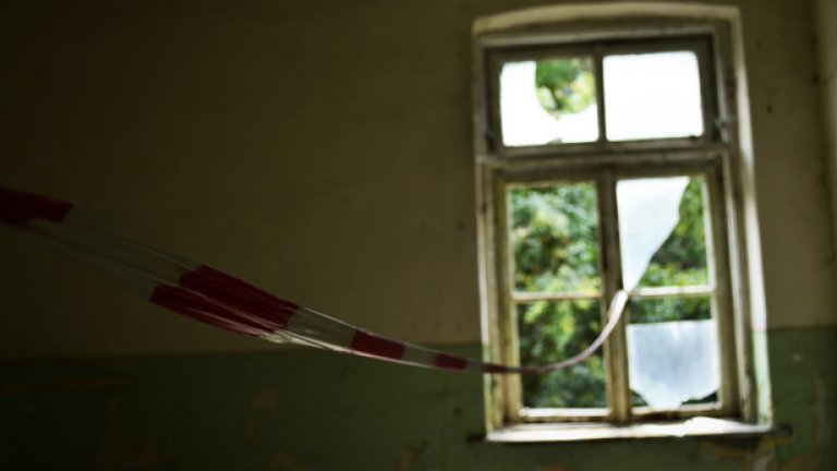 За да се ограничи достъпът на случайни лица до разрушаващата се сграда, е била опъната предупредителна лента, от която вече не е останало почти нищо