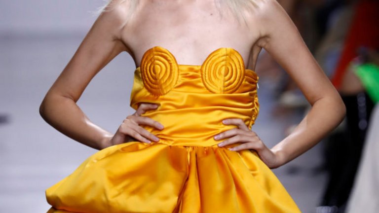 А различните нюанси на жълтото почти винаги са присъствали в пролетно-летните тенденции.

Модел на Annakiki от колекцията пролет/лято, представена на Седмицата на модата в Милано през 2019 г.  