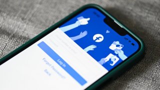 Хем много го мразим тоя пусти Facebook, хем не можем без него