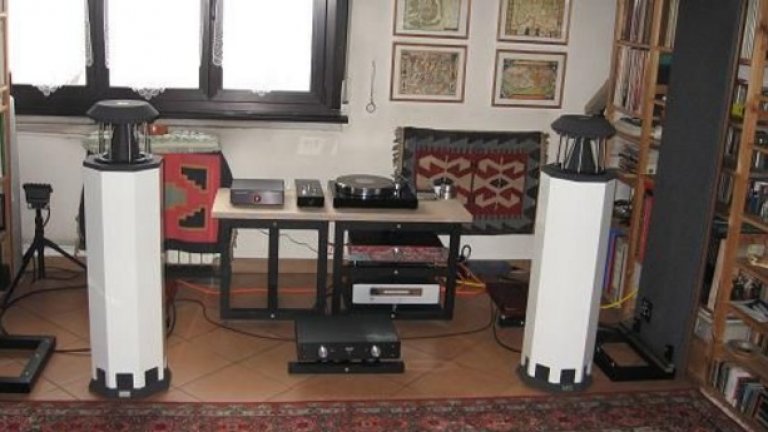 German Physiks  - тонколоните сa „omnidirectional" - звукът се разпръсква на 360 градуса, практически няма предна и задна страна.Най-популярен модел - HRS 120, цена - около 23 000 евро