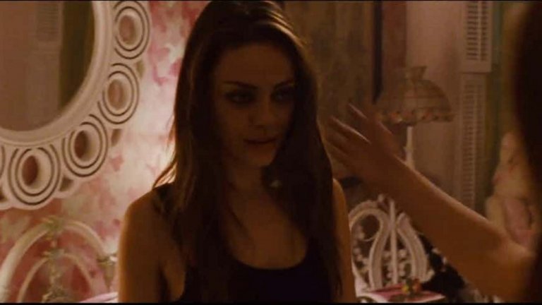 Мила Кунис обаче не мисли така: "Трудно е да снимаш секс сцена и това си е. Няма значение дали е мъж, жена, приятел,  ти си заобиколен от хиляди хора, всички светлини са върху теб".