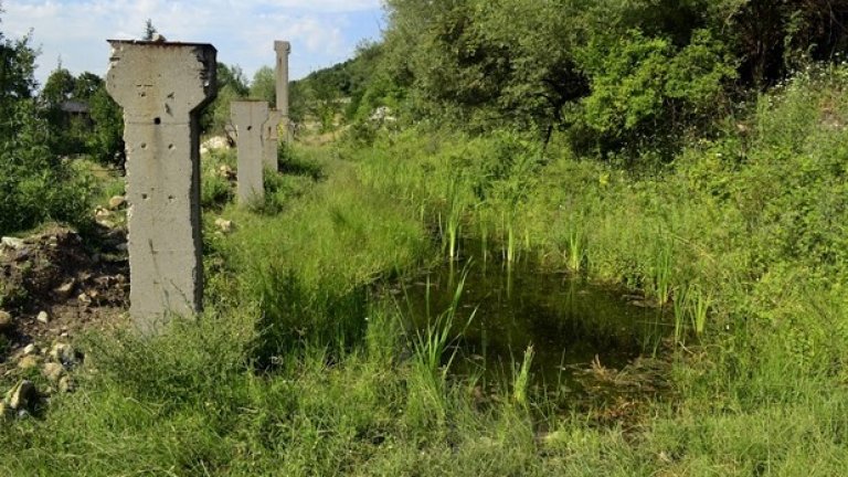 Постройките на комбината и неусвоената навремето продукция се разпадат под натиска на времето и тежките чукове на ромите - две сили, които бавно, но методично превръщат всичко в прах