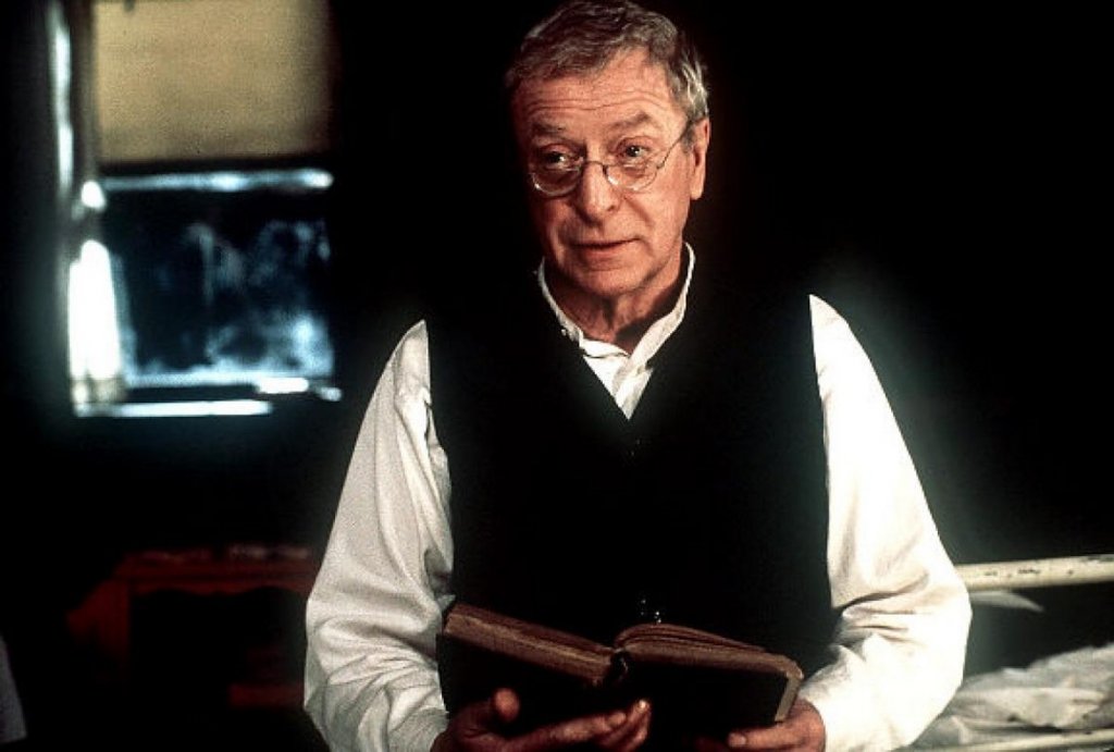 "Правилата на дома" (The Cider House Rules, 1999 г.) 
Филм за сирак (Тоби Магуайър), който живее в сиропиталище в провинциално градче в щата Мейн. Никой не го осиновява и той се превръща в любимеца на директора д-р Уилбър Ларч (Майкъл Кейн). Той му предава всичките знания по медицина. Накъде ще го отведе опитът, предаден му от д-р Ларч? 
Тук виждаме Кейн в ролята на мъдър, любящ и готов да се раздаде в името на чуждото благополучие мъж. Роля, която му носи награда Оскар. Впечатляваща е и ролята на Шарлиз Терон в този филм. Ако по някаква причина сте го пропуснали, наваксайте.