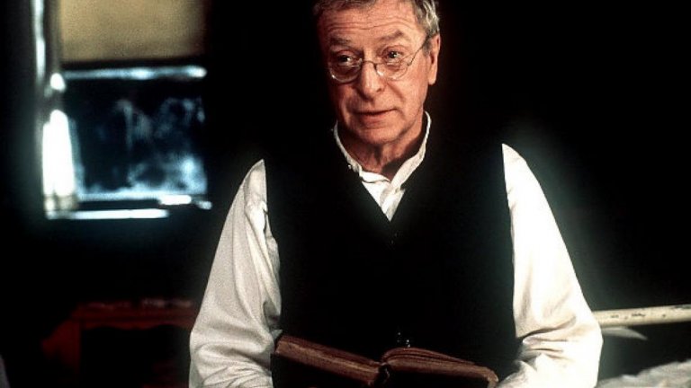 "Правилата на дома" (The Cider House Rules, 1999 г.) 
Филм за сирак (Тоби Магуайър), който живее в сиропиталище в провинциално градче в щата Мейн. Никой не го осиновява и той се превръща в любимеца на директора д-р Уилбър Ларч (Майкъл Кейн). Той му предава всичките знания по медицина. Накъде ще го отведе опитът, предаден му от д-р Ларч? 
Тук виждаме Кейн в ролята на мъдър, любящ и готов да се раздаде в името на чуждото благополучие мъж. Роля, която му носи награда Оскар. Впечатляваща е и ролята на Шарлиз Терон в този филм. Ако по някаква причина сте го пропуснали, наваксайте.