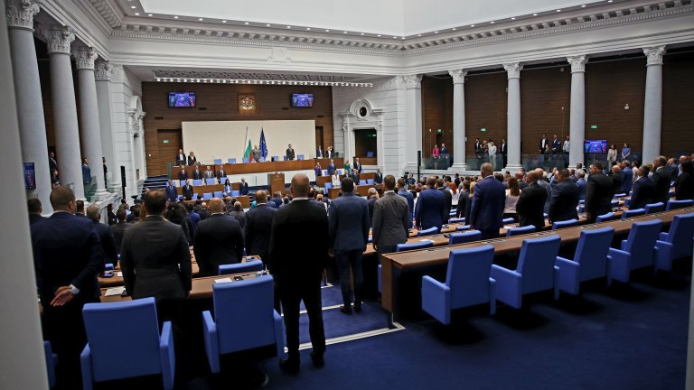 Първо заседание след ваканцията: Депутатите се събраха в новата си сграда (снимки)