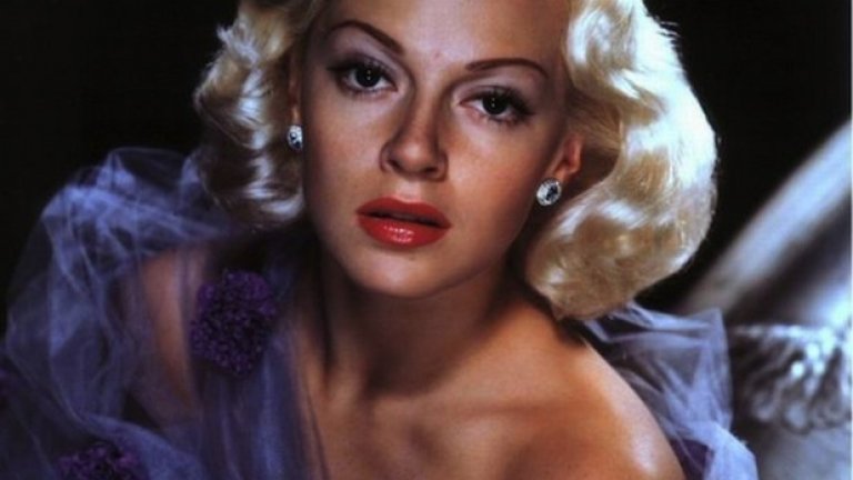 Наръганият с нож приятел на Лана Търнър от собствената й дъщеря
Лана Търнър е сред дивите с многобройни любовни афери. И тя, подобно на Лиз Тейлър, има осем брака, но не това са скандалите, заради които шуми Америка през 40-те и 50-те години. 
Тя има дъщеря от втория си брак със Стивън Крейн. Когато Черил е едва на 14 години тя наръгва до смърт с нож приятеля на майка си. Причините? Джони Стомпанто, който по онова време е гадже на майка й, има склонност към насилие и очевидно е заплашил Търнър, което води до убийството. В последствие Черил е настанена в психиатрична клиника, а Лана Търнър се бори с депресия през целия си живот.