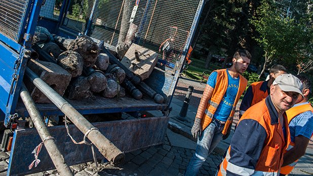 Работници премахват останките от барикадите