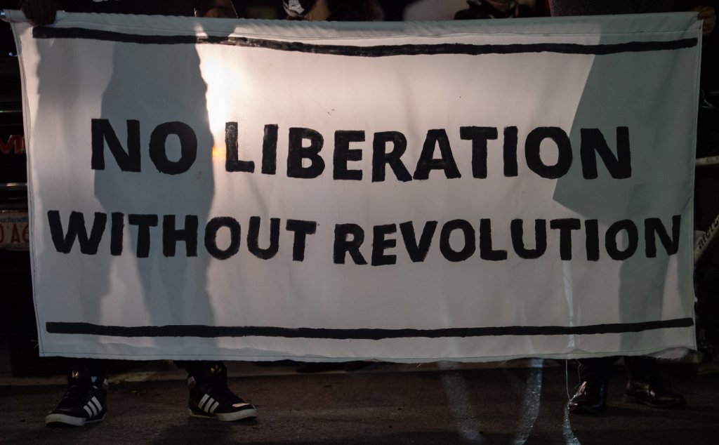 Един от плакатите в Бостън - "Няма освобождение без революция"