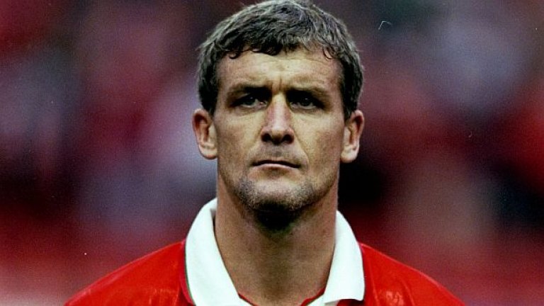 През 1987 г. Марк Хюз играе за Уелс срещу Чехословакия по обяд, а няколко часа по-късно - за Байерн Мюнхен в Бундеслигата.