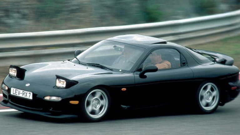 Mazda RX-7
Една от японските икони на 90-те години, задвижвана от роторен двигател.