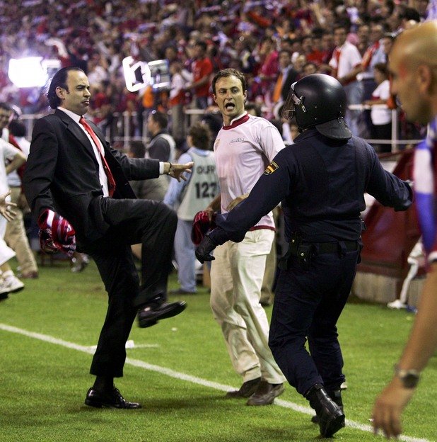 След полуфинала Севиля - Шалке в Купата на УЕФА през 2007 г., испански фенове (единият с костюм и изобщо не изглежда като хулиган) атакуваха и полицаи с ритници.