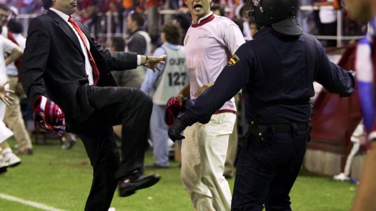 След полуфинала Севиля - Шалке в Купата на УЕФА през 2007 г., испански фенове (единият с костюм и изобщо не изглежда като хулиган) атакуваха и полицаи с ритници.