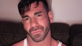 Били Санторо снима от дома си, само че професията му е доста шумна