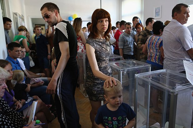 Вяло участие на важните избори в Украйна