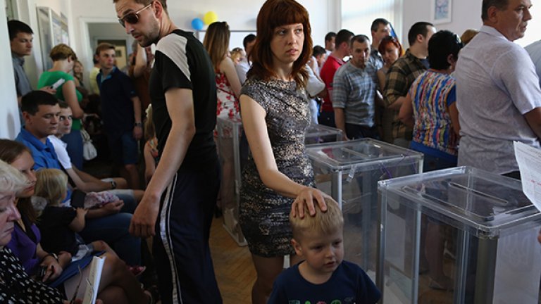 Вяло участие на важните избори в Украйна
